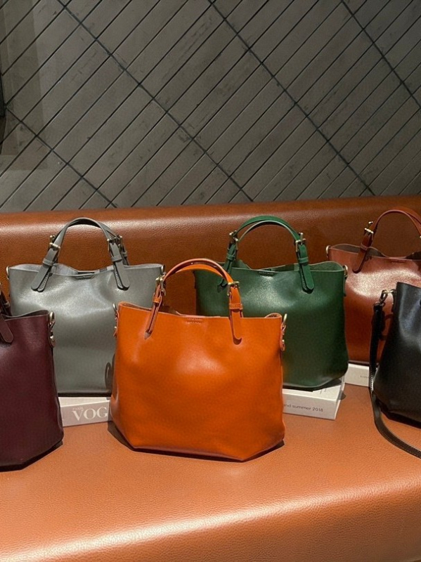 Bucket torba s jednim naramenjem – vrhunska teleća koža, zatvaranje na zip, unutarnji džepovi za telefon i skriveni džep sa zipom, poliester podstava, gradski minimalistički stil