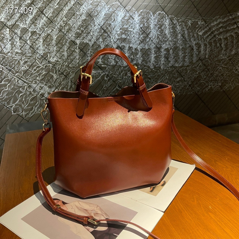 Bucket torba s jednim naramenjem – vrhunska teleća koža, zatvaranje na zip, unutarnji džepovi za telefon i skriveni džep sa zipom, poliester podstava, gradski minimalistički stil