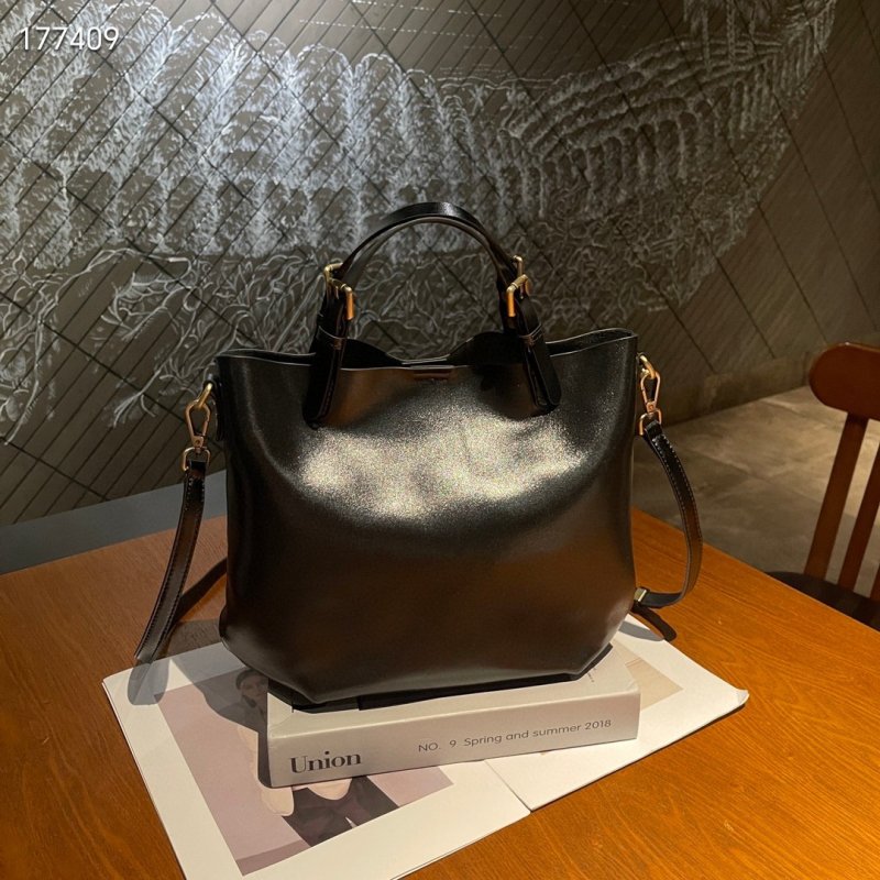 Bucket torba s jednim naramenjem – vrhunska teleća koža, zatvaranje na zip, unutarnji džepovi za telefon i skriveni džep sa zipom, poliester podstava, gradski minimalistički stil