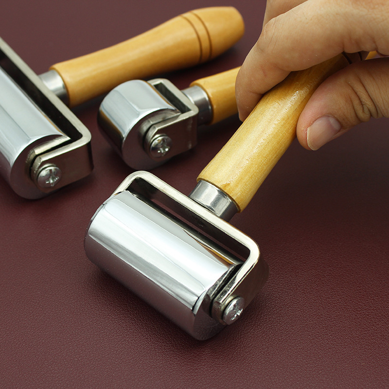 Ролер за кожени ръбове с кръгла глава, стоманено тяло и дървена дръжка — ширина на острието 25/60/100 мм, за пресоване на кожа