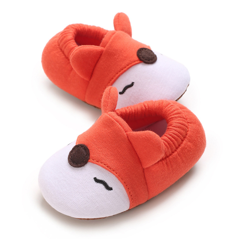 Gyerek zoknicipő, rajzfilmszerű mintázat, pamut felsőrész, csúszásmentes talp, alacsony felső rész, 12–36 hónap