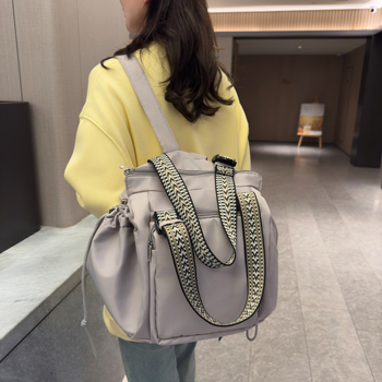 Mama cestovný batoh z Oxford materiálu, zapínanie na zips, vnútorná kapsa na zips, vnútorná patch kapsa, dvojité ramenné popruhy