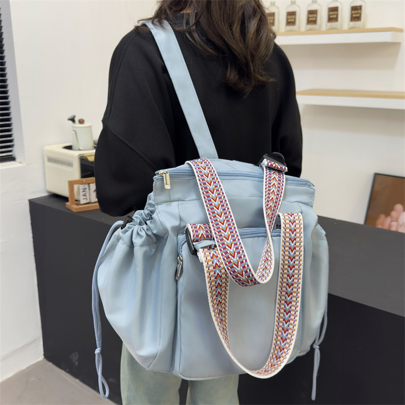 Mama cestovný batoh z Oxford materiálu, zapínanie na zips, vnútorná kapsa na zips, vnútorná patch kapsa, dvojité ramenné popruhy