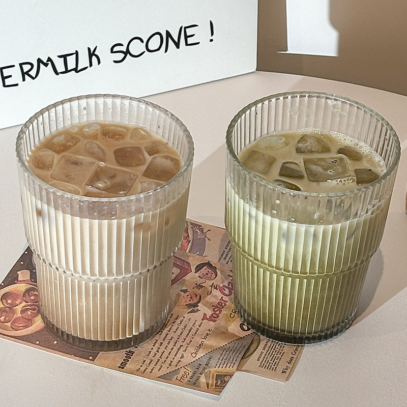 Vandens stiklinė su šiaudeliu ir dangteliu, stiklo, cilindrinė, paprastas stilius, 350 g