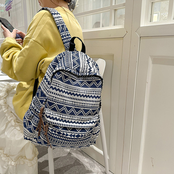 Unisex kuprinė etniniu stiliumi kelionėms, talpa 20–35 L, nailonas, graffiti raštas, išlenkti pečių dirželiai, poliesterio pamušalas