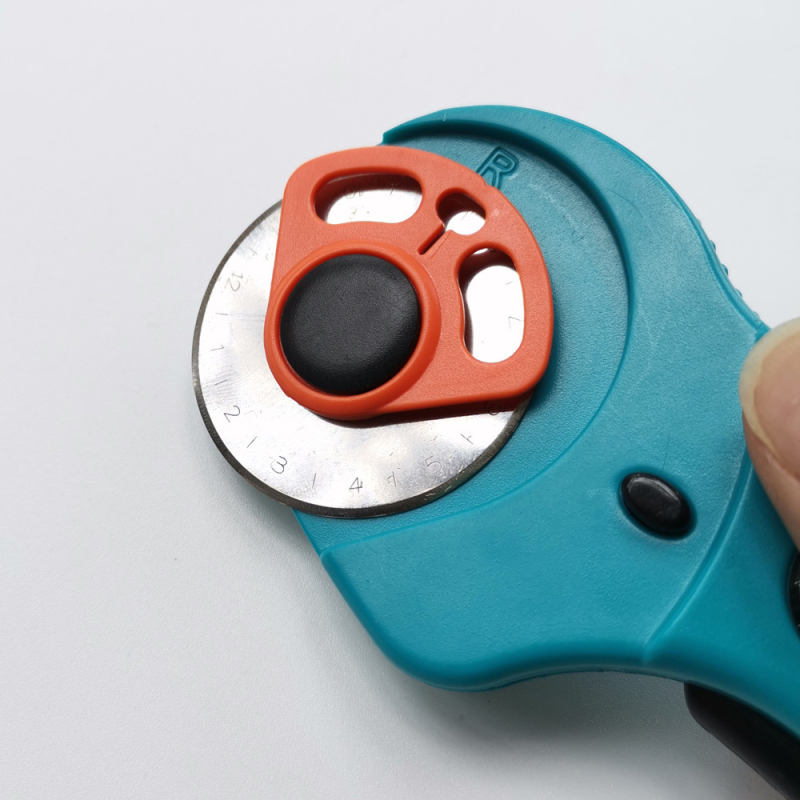 FT-145 45 мм ролков нож за килими с автоматично прибиране на острието, смяна на острието чрез копче, лезвие от въглеродна стомана 45x8 мм