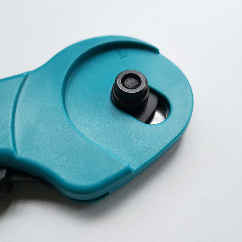 FT-145 45 мм ролков нож за килими с автоматично прибиране на острието, смяна на острието чрез копче, лезвие от въглеродна стомана 45x8 мм