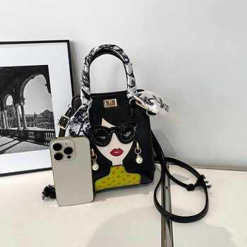 PU materijal, mala kvadratna torba, vertikalni kvadratni oblik, zaključavanje, džep za telefon i osobnu iskaznicu