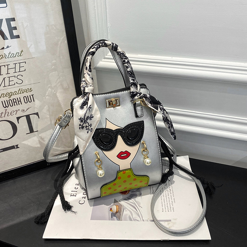 PU materijal, mala kvadratna torba, vertikalni kvadratni oblik, zaključavanje, džep za telefon i osobnu iskaznicu