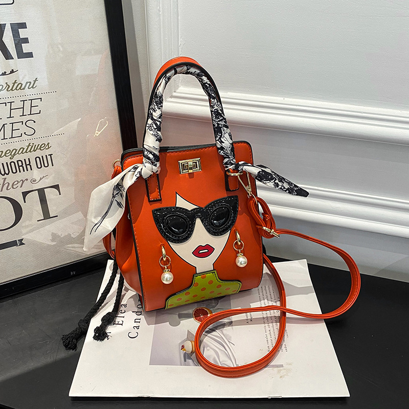 PU materijal, mala kvadratna torba, vertikalni kvadratni oblik, zaključavanje, džep za telefon i osobnu iskaznicu