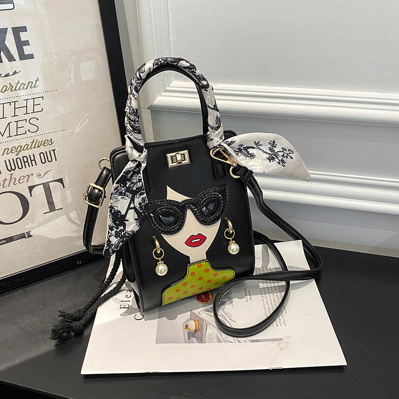 PU materijal, mala kvadratna torba, vertikalni kvadratni oblik, zaključavanje, džep za telefon i osobnu iskaznicu