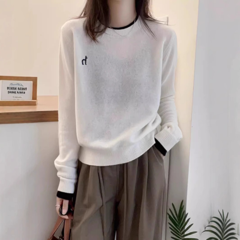 Moteriški vilnos megztinis, laisvas kirpimas, apvali kaklo linija, 95%+ vilna, siuvinėtas akcentas