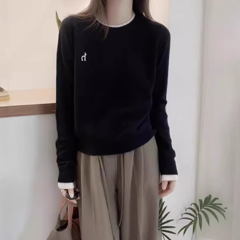 Moteriški vilnos megztinis, laisvas kirpimas, apvali kaklo linija, 95%+ vilna, siuvinėtas akcentas