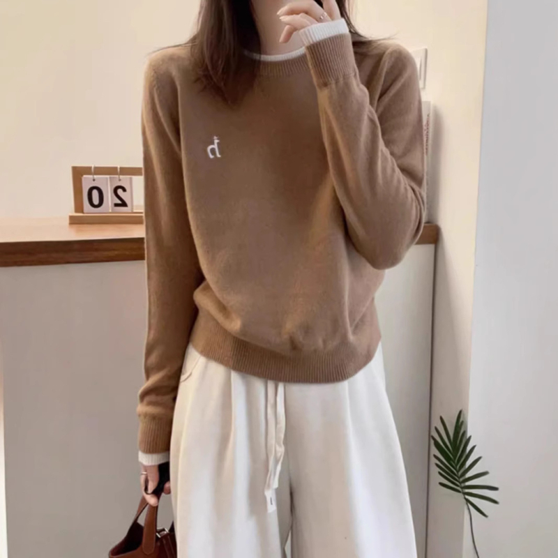 Moteriški vilnos megztinis, laisvas kirpimas, apvali kaklo linija, 95%+ vilna, siuvinėtas akcentas