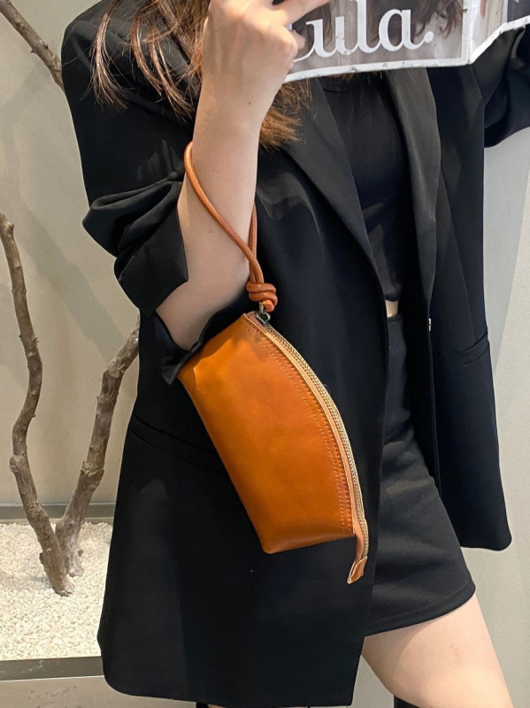 Geantă de damă din piele de vită de înaltă calitate, formă scoică, închidere cu fermoar, căptușeală din poliester, buzunare interioare (cu fermoar și buzunar ID)