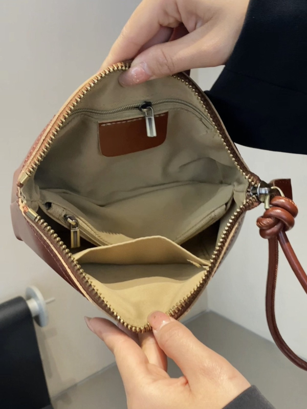 Geantă de damă din piele de vită de înaltă calitate, formă scoică, închidere cu fermoar, căptușeală din poliester, buzunare interioare (cu fermoar și buzunar ID)