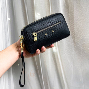 Pravá kožená dámska crossbody kabelka, prvotriedna hovädzia koža, vodorovný štvorcový tvar, zapínanie na zips, vnútorné vrecká: zipsové vrecko, vrecko na telefón, vrecko na občiansky preukaz — leto 2025