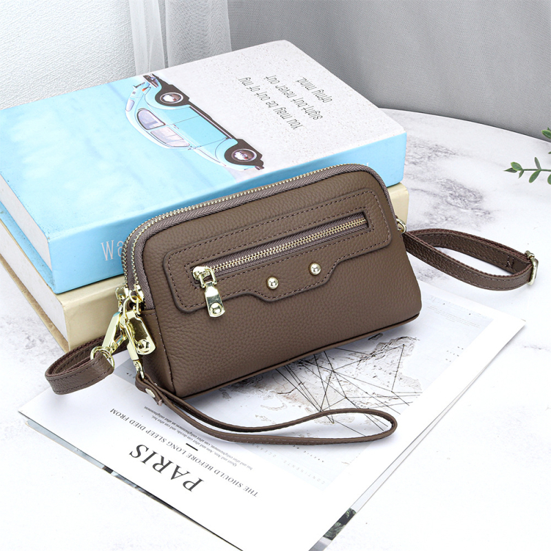Pravá kožená dámska crossbody kabelka, prvotriedna hovädzia koža, vodorovný štvorcový tvar, zapínanie na zips, vnútorné vrecká: zipsové vrecko, vrecko na telefón, vrecko na občiansky preukaz — leto 2025