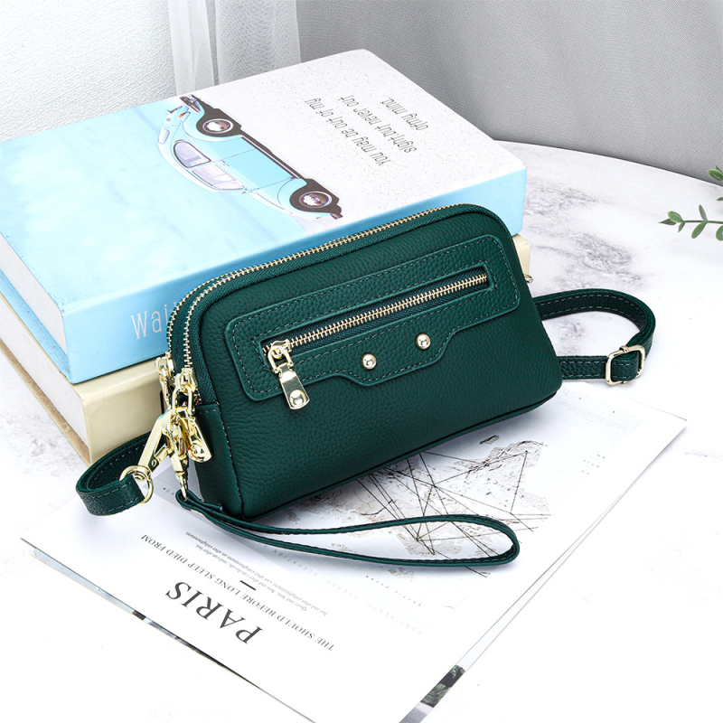 Pravá kožená dámska crossbody kabelka, prvotriedna hovädzia koža, vodorovný štvorcový tvar, zapínanie na zips, vnútorné vrecká: zipsové vrecko, vrecko na telefón, vrecko na občiansky preukaz — leto 2025