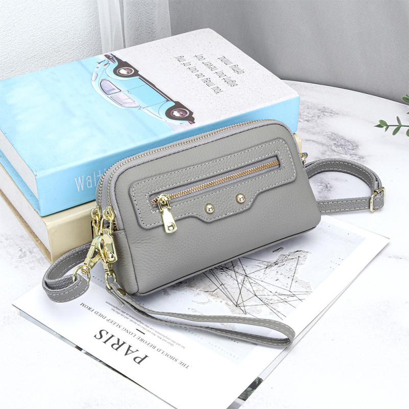 Pravá kožená dámska crossbody kabelka, prvotriedna hovädzia koža, vodorovný štvorcový tvar, zapínanie na zips, vnútorné vrecká: zipsové vrecko, vrecko na telefón, vrecko na občiansky preukaz — leto 2025