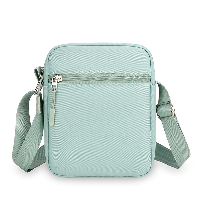 Oxford vászonból készült crossbody táska, függőleges négyszög alakú, cipzáras nyitás, telefontartó zseb, egylábas vállpánt