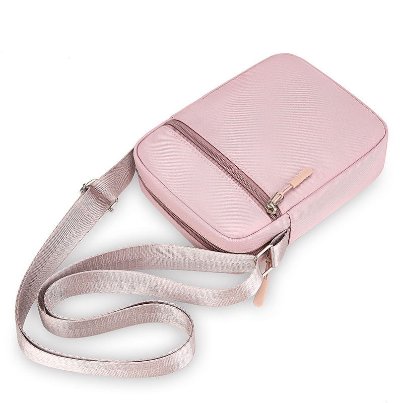 Oxford vászonból készült crossbody táska, függőleges négyszög alakú, cipzáras nyitás, telefontartó zseb, egylábas vállpánt