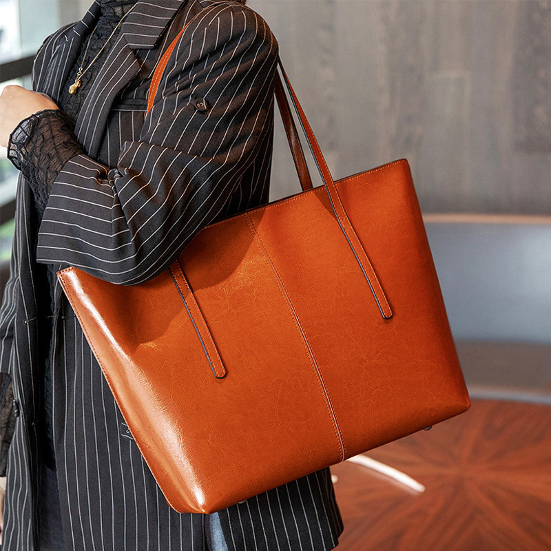 Ženska tote torba od prave kože – velika kapaciteta, poslovni stil za putovanja, koža Oilwax, zatvarač na zip, unutarnji pretinci.