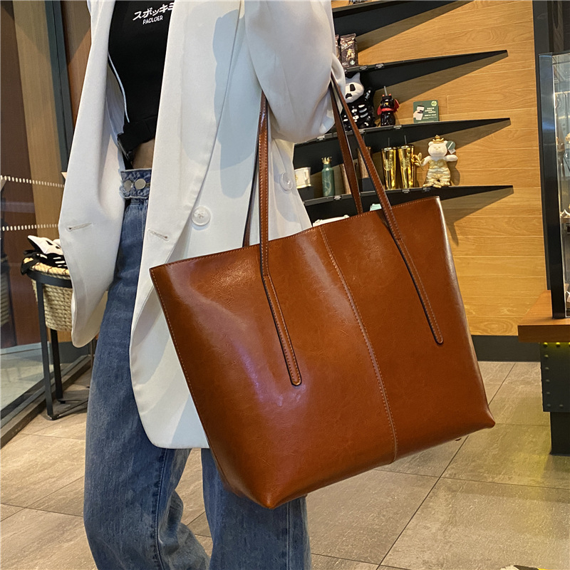 Ženska tote torba od prave kože – velika kapaciteta, poslovni stil za putovanja, koža Oilwax, zatvarač na zip, unutarnji pretinci.