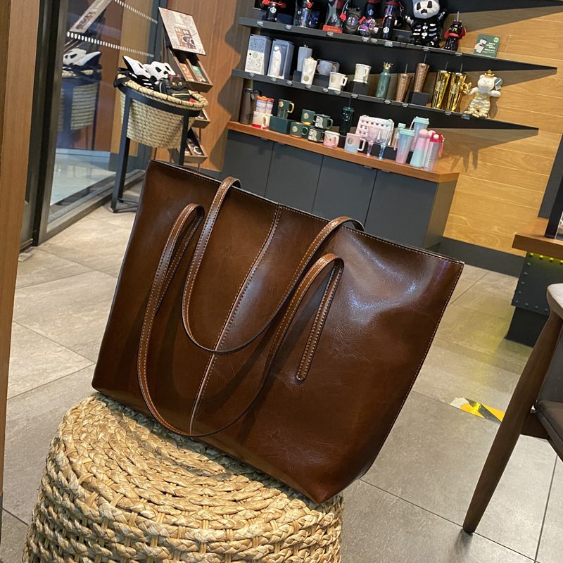 Ženska tote torba od prave kože – velika kapaciteta, poslovni stil za putovanja, koža Oilwax, zatvarač na zip, unutarnji pretinci.