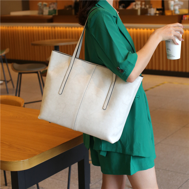 Ženska tote torba od prave kože – velika kapaciteta, poslovni stil za putovanja, koža Oilwax, zatvarač na zip, unutarnji pretinci.