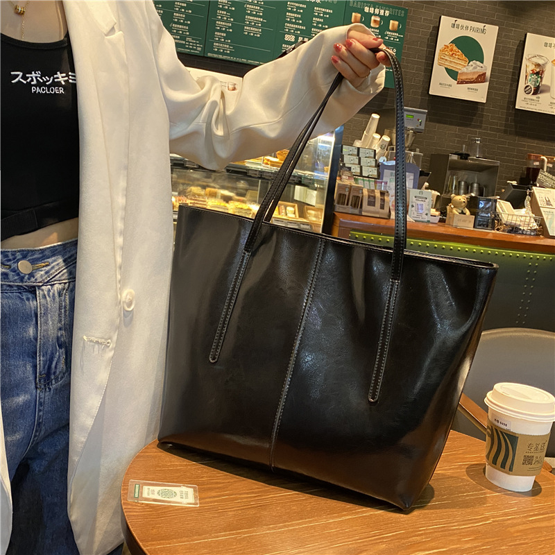 Ženska tote torba od prave kože – velika kapaciteta, poslovni stil za putovanja, koža Oilwax, zatvarač na zip, unutarnji pretinci.