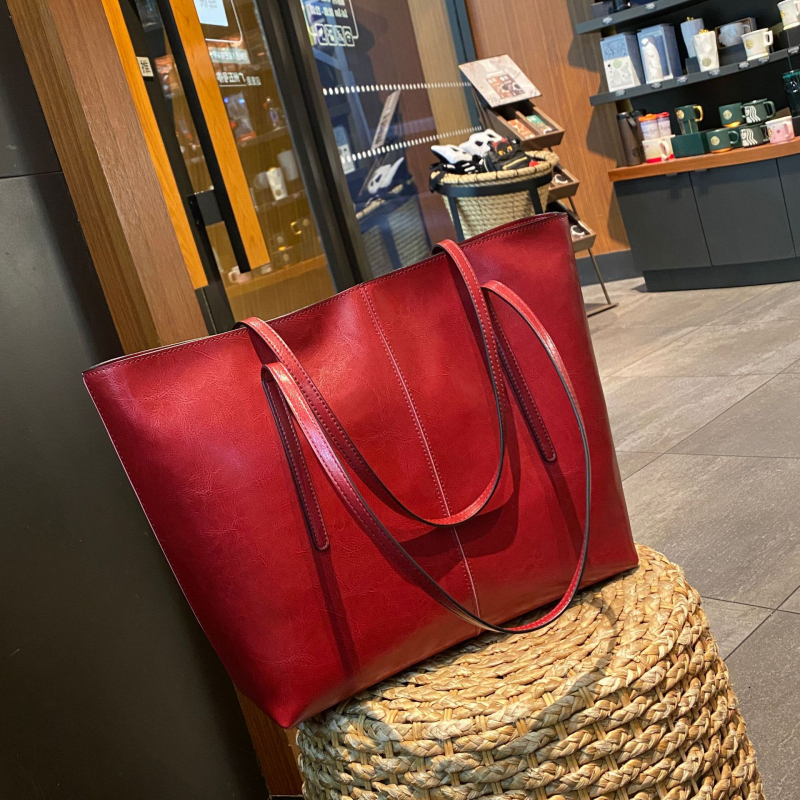 Ženska tote torba od prave kože – velika kapaciteta, poslovni stil za putovanja, koža Oilwax, zatvarač na zip, unutarnji pretinci.