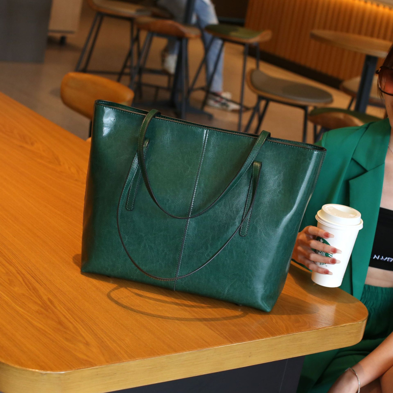 Ženska tote torba od prave kože – velika kapaciteta, poslovni stil za putovanja, koža Oilwax, zatvarač na zip, unutarnji pretinci.