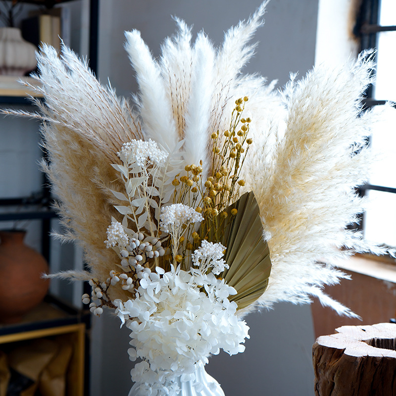 Gėlių puokštė iš džiovintų nendrės žiedų, dažytos, įpakuota į Opp maišelį