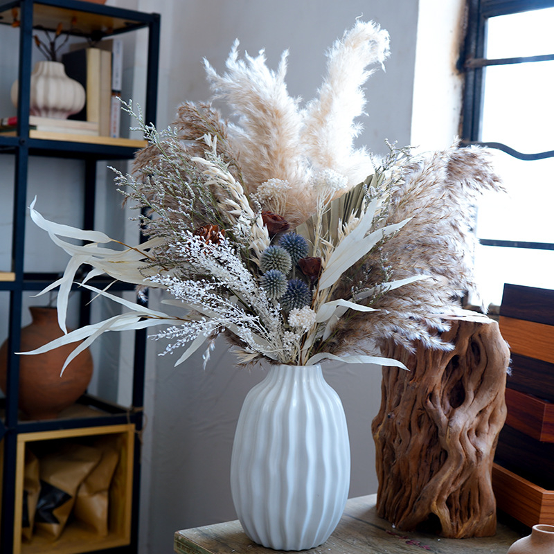 Gėlių puokštė iš džiovintų nendrės žiedų, dažytos, įpakuota į Opp maišelį