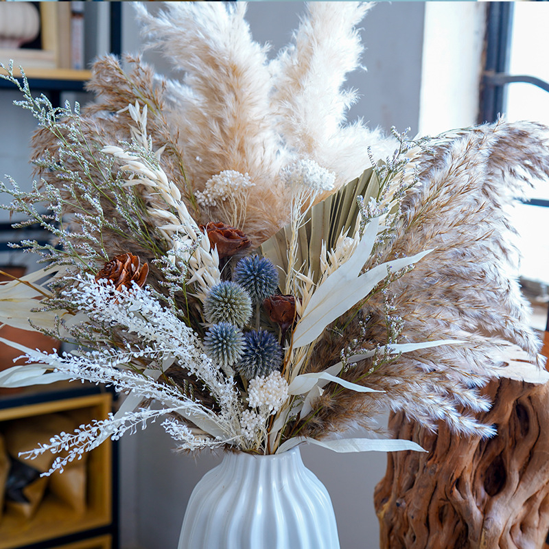 Gėlių puokštė iš džiovintų nendrės žiedų, dažytos, įpakuota į Opp maišelį