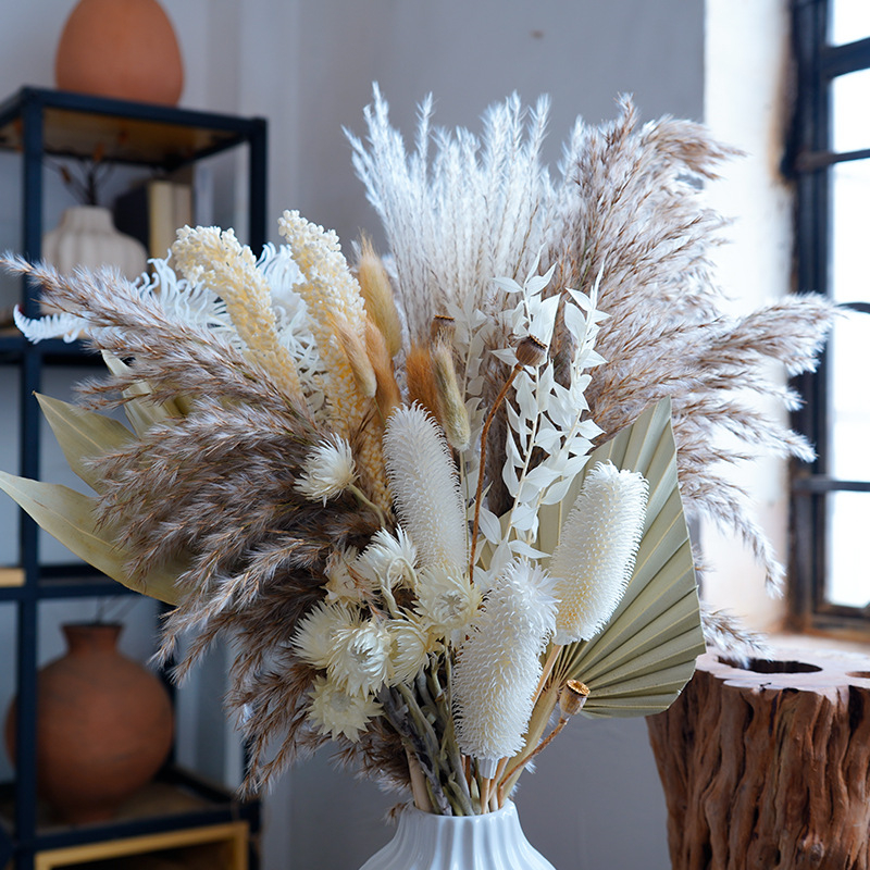 Gėlių puokštė iš džiovintų nendrės žiedų, dažytos, įpakuota į Opp maišelį