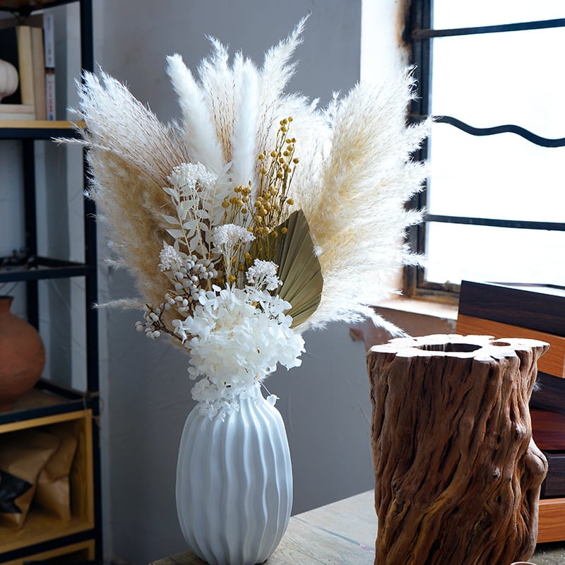 Gėlių puokštė iš džiovintų nendrės žiedų, dažytos, įpakuota į Opp maišelį