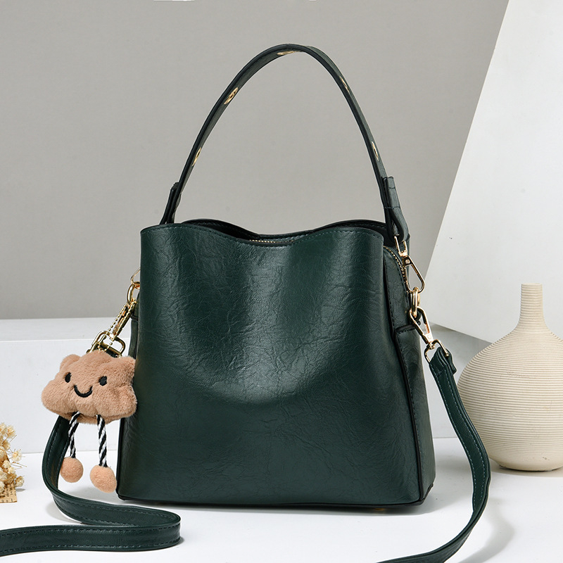 Taška typu vedro do ruky — PU materiál, zapínanie na zips, tvar vedra, vnútorná kapsa na zips, tri ramenné remene