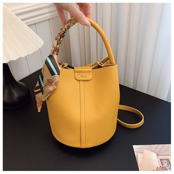 PU moterų kibiro tipo rankinė su kryžminiu dirželiu ir šilko šalikų detale, vasara 2025, kasdieniniam dėvėjimui