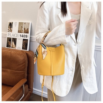 PU moterų kibiro tipo rankinė su kryžminiu dirželiu ir šilko šalikų detale, vasara 2025, kasdieniniam dėvėjimui