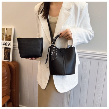 PU moterų kibiro tipo rankinė su kryžminiu dirželiu ir šilko šalikų detale, vasara 2025, kasdieniniam dėvėjimui