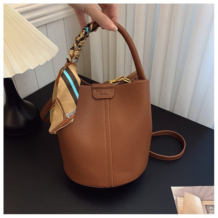 PU moterų kibiro tipo rankinė su kryžminiu dirželiu ir šilko šalikų detale, vasara 2025, kasdieniniam dėvėjimui