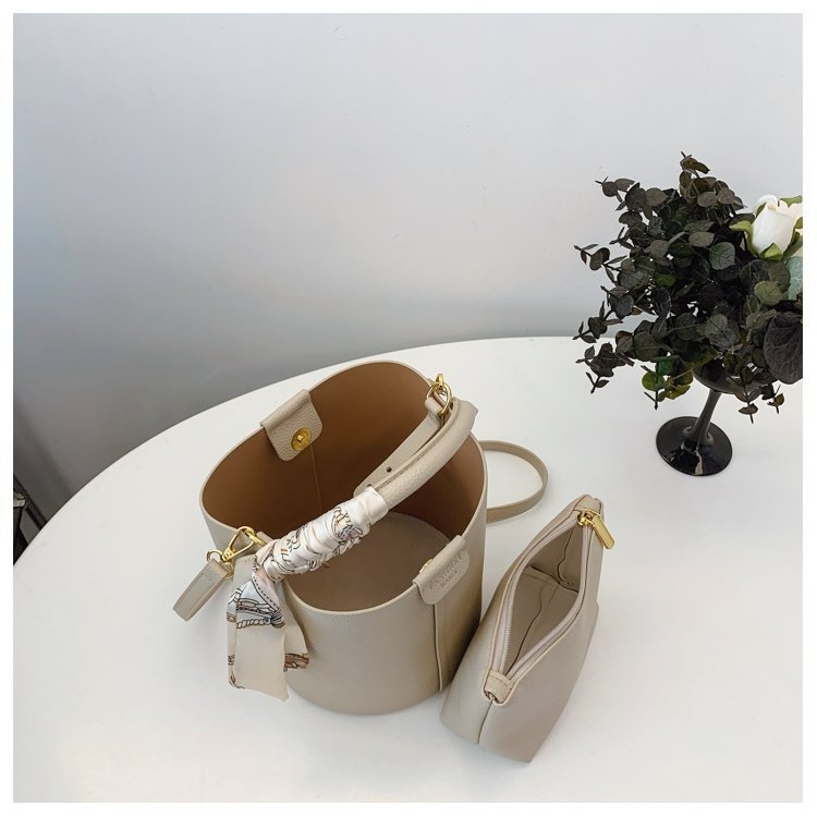 PU moterų kibiro tipo rankinė su kryžminiu dirželiu ir šilko šalikų detale, vasara 2025, kasdieniniam dėvėjimui