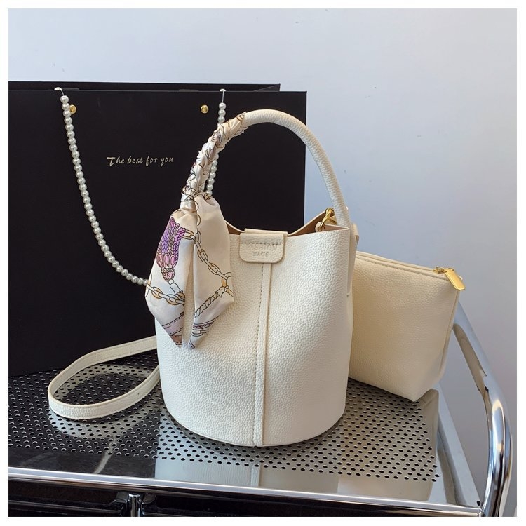 PU moterų kibiro tipo rankinė su kryžminiu dirželiu ir šilko šalikų detale, vasara 2025, kasdieniniam dėvėjimui