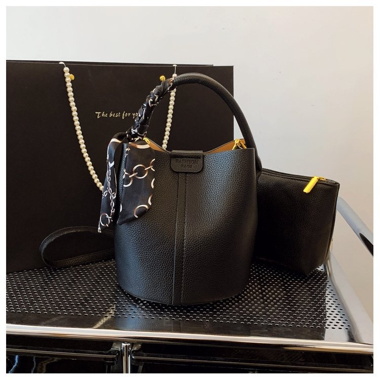 PU moterų kibiro tipo rankinė su kryžminiu dirželiu ir šilko šalikų detale, vasara 2025, kasdieniniam dėvėjimui