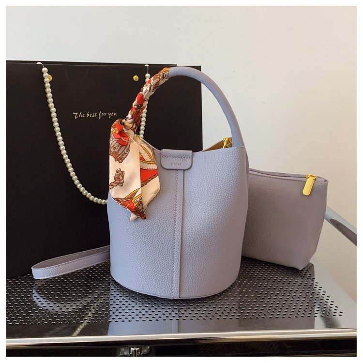 PU moterų kibiro tipo rankinė su kryžminiu dirželiu ir šilko šalikų detale, vasara 2025, kasdieniniam dėvėjimui