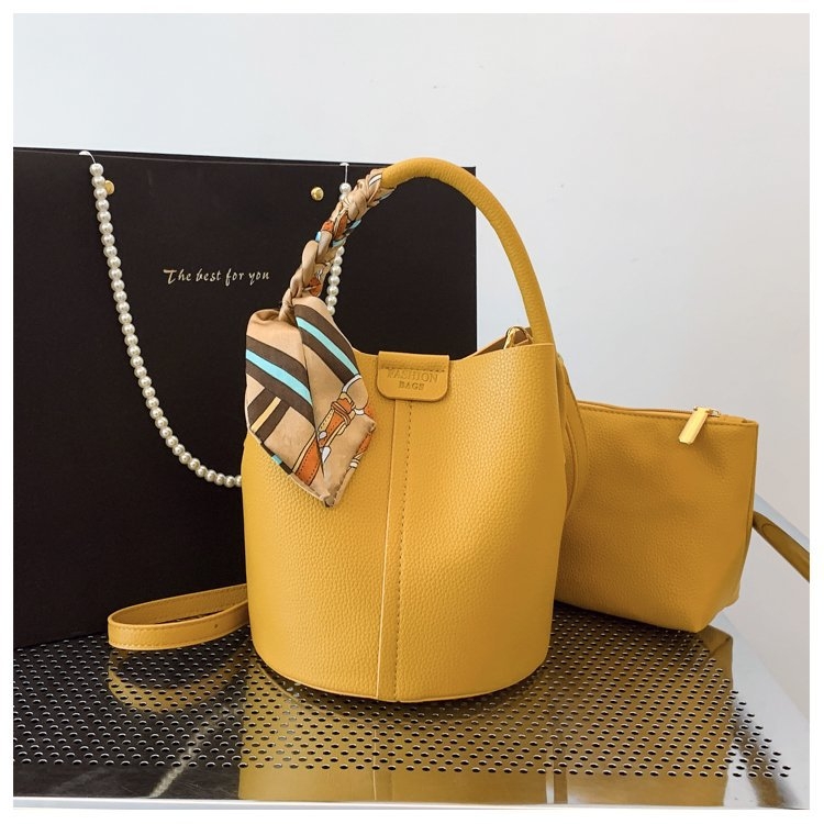 PU moterų kibiro tipo rankinė su kryžminiu dirželiu ir šilko šalikų detale, vasara 2025, kasdieniniam dėvėjimui