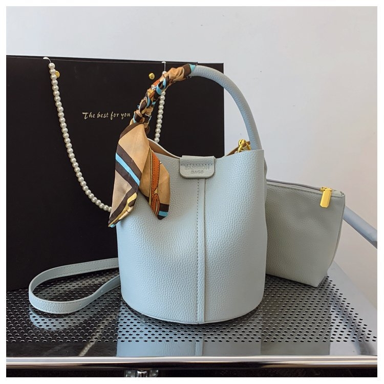 PU moterų kibiro tipo rankinė su kryžminiu dirželiu ir šilko šalikų detale, vasara 2025, kasdieniniam dėvėjimui
