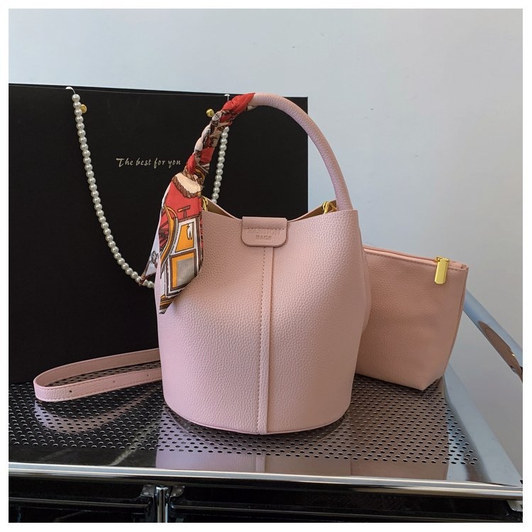 PU moterų kibiro tipo rankinė su kryžminiu dirželiu ir šilko šalikų detale, vasara 2025, kasdieniniam dėvėjimui